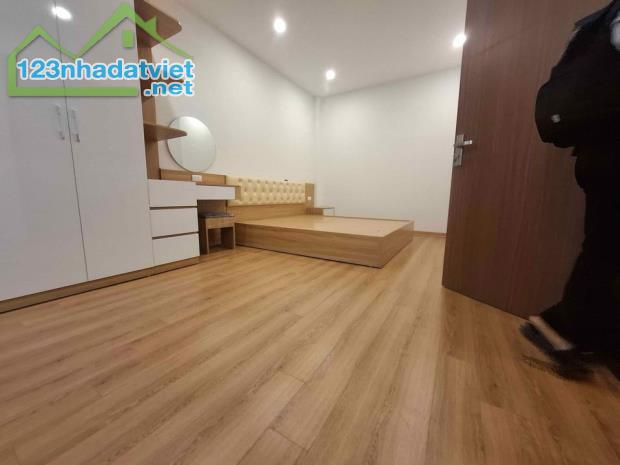 BÁN NHÀ 6T Ở LUÔN TRUNG TÂM VIỆT HƯNG, OTO ĐỖ CỬA CHỈ 5 TỶ 2 CÓ THƯƠNG LƯỢNG. LH - 2