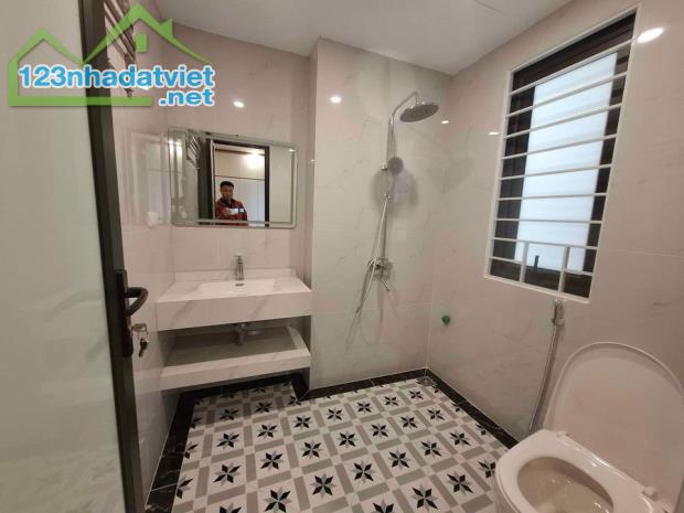 BÁN NHÀ 6T Ở LUÔN TRUNG TÂM VIỆT HƯNG, OTO ĐỖ CỬA CHỈ 5 TỶ 2 CÓ THƯƠNG LƯỢNG. LH