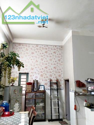 Kết cấu :Trệt lầu Chia làm 2 căn :căn 1 chủ ở ,căn 2 có 5 phòng cho thuê thu nhập 10 - 3