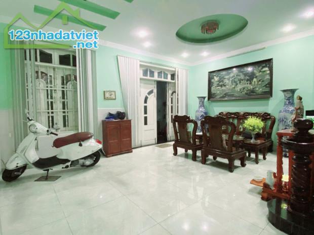 Bán Nhà to Huỳnh Tấn Phát - Quận 7 - HXH - 85m2 - ngang 6.4m - 3 phòng ngủ - nhỉnh 8 tỷ TL