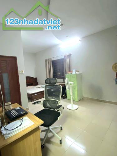 Bán Nhà to Huỳnh Tấn Phát - Quận 7 - HXH - 85m2 - ngang 6.4m - 3 phòng ngủ - nhỉnh 8 tỷ TL - 3