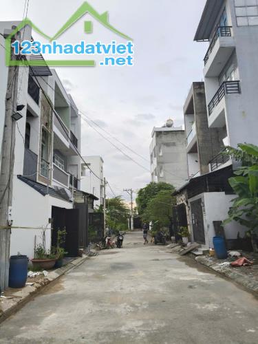 Lô đất rẻ nhất Samsung Village, Bưng Ông Thoàn, Phú Hữu, DT 51,6m2 giá 3,15 tỷ - LH - 3