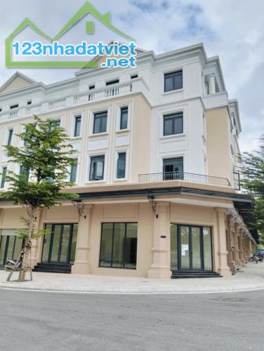 𝙱Á𝙽 𝙲Ă𝙽 NHÀ GÓC 2 𝙼Ặ𝚃 𝚃𝙸Ề𝙽 TẠI VINCOM SHOPHOUSE ĐÔNG HÀ