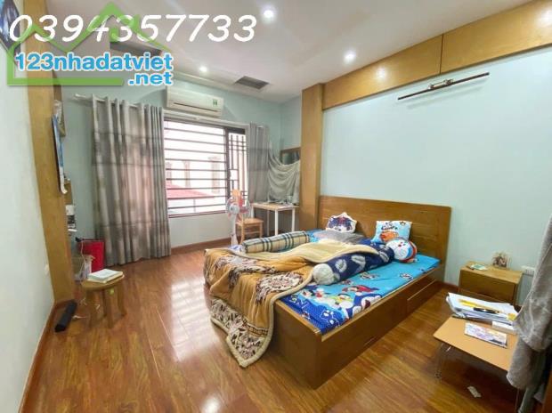 Bán nhà Nguyễn Khánh Toàn 43m2, 4 tầng, ngõ ô tô tránh, vỉa hè, gần đường lớn, giá 9.5 tỷ