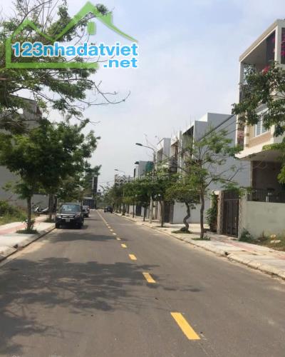 Bán đất MT đường Dương Bá Cung, Hòa Xuân - DT: 100m2, Giá 2.75 tỷ - Gần chợ Miếu Bông