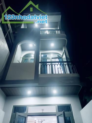 Tân Bình- nguyễn Sỹ Sách, Nhà mới 4 Tầng (3.9*17m), xe hơi đỗ cửa,5PN, 5WC, ngay chợ,