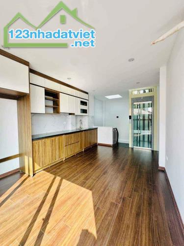 Tây Hồ - Nhà đẹp ở ngay - 6 Tầng Thang máy - SH quay đầu - 30M2