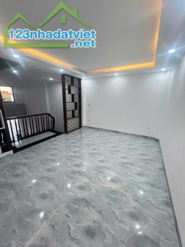 NHÀ MỚI QUỲNH ĐÔ 50M2 - Ô TÔ ĐỖ CỔNG - 2 THOÁNG - VÀI BƯỚC RA PHỐ - CHỈ 5.6 TỶ - 1