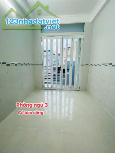 Sát mặt tiền Q4 
Ngang 3 Dài 11 m2 
ĐÚC XÂY MỚI 5 TẤM 
4 tỷ - 2