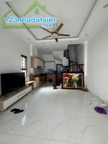 🏡 Cơ hội sở hữu nhà đẹp tại Ngọc Lâm – Long Biên Lô góc 5 tầng, vị trí đắc địa!


diên - 3