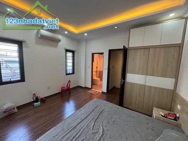 🏡 Cơ hội sở hữu nhà đẹp tại Ngọc Lâm – Long Biên Lô góc 5 tầng, vị trí đắc địa!


diên