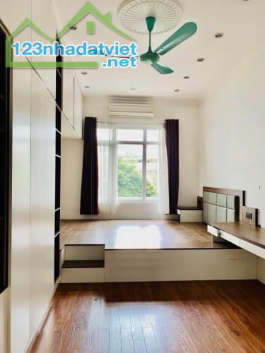 Bán nhà Đặng Tiến Đông 40m2 4T 15,7 TỶ, Phân Lô, Oto chạy vòng quanh Ngõ thông KD rộng 5M - 1