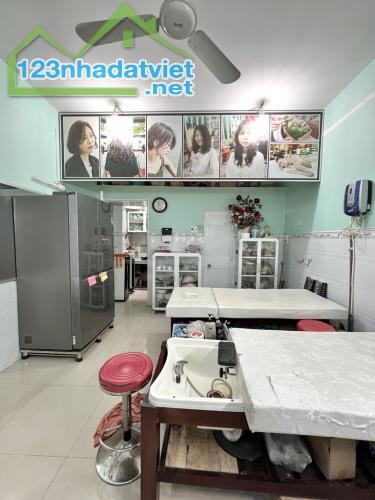 Nhà Mặt Tiền An Dương Vương, An Lạc. Bình Tân.DT 64m2 x 3 tầng .
Giá 7.1 tỷ TL . - 1