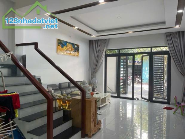 Bán Nhà 3 Tầng,Gần BV Lê Văn Thịnh,Quận 2, 65m2 (6 x 11 ),Hẻm xe hơi thông, Mới đẹp Ở Ngay