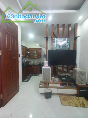 Bán nhà Ngô Gia Tự 5 tầng, 48m2  đủ NỘI THẤT, gần phố, giá nhỉnh 5 tỷ