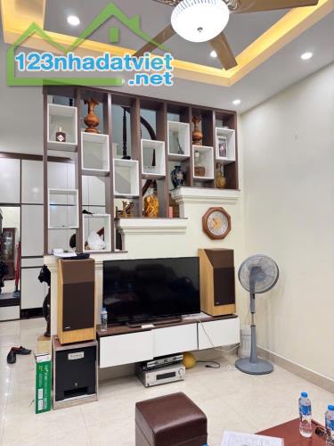 Nhà đẹp Tân Mai, Hoàng Mai - 5m ra 2 ô tô tránh - Kinh doanh - Thang máy - 46m2 x 5 tầng -