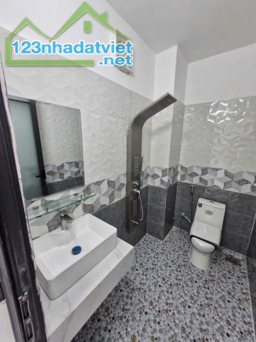 Bán nhà Lê Văn Sỹ Phường 12 Quận 3 3PN 3WC 60m2 3tỷ120 SHR,HXH. Gần UBND Phường 12 Quận 3 - 4