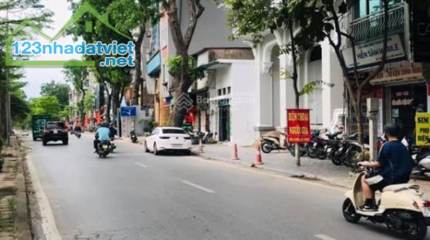 BÁN! Nhà Mặt Phố Đường Bưởi, Ba Đình, 180m2 x 3T. MT 15m, 72 tỷ, Vỉa Hè Rộng, KD Đỉnh.