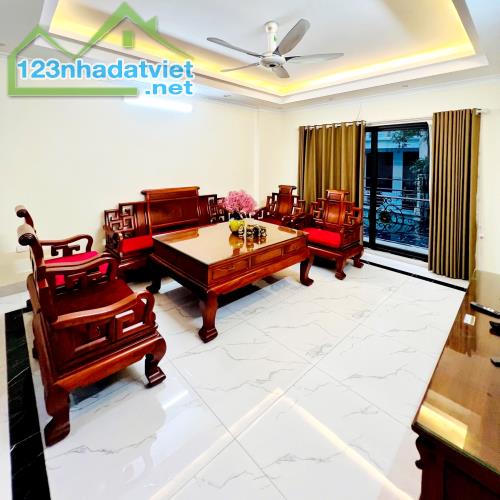 Bán nhà Bồ Đề 81m2*5T,  thang máy - Ngõ thông ô tô -, MT 4.6m - 6 ngủ - 5p qua cầu