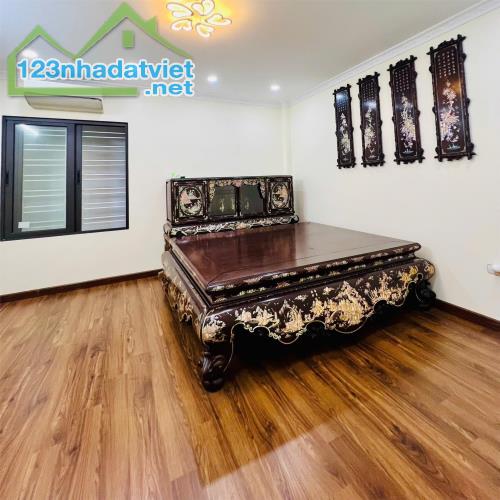 Bán nhà Bồ Đề 81m2*5T,  thang máy - Ngõ thông ô tô -, MT 4.6m - 6 ngủ - 5p qua cầu - 2