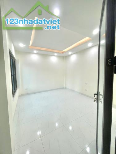 Nhà mới đón xuân . Hữu Hoà Thanh Trì gần cầu hữu 200m . 37m x 5 tầng giá hon 4 tỷ - 3