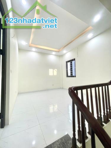 Nhà mới đón xuân . Hữu Hoà Thanh Trì gần cầu hữu 200m . 37m x 5 tầng giá hon 4 tỷ - 4