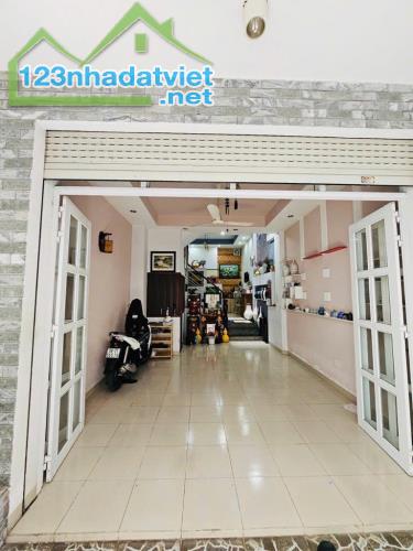 Siêu hiếm!! Nhà Quốc Lộ 13, hàng xóm Vạn Phúc City,  Dt  46m2 , Giá chỉ 3,1 tỉ TL