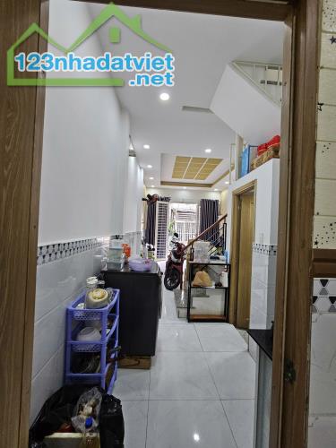 Sát mặt tiền Q4 
Ngang 3.2 Dài 12 m nở hậu 3.6m
2 TẤM CÓ 4 TỶ - 2