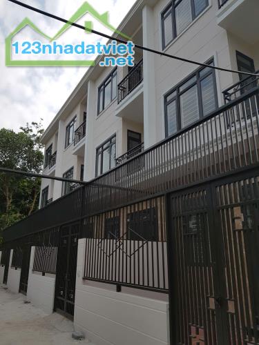 Bán nhà 60m2-3 tầng oto đậu cửa , Đại Thành-Quốc Oai .Giá 3.65 tỷ.Lh 0986498350