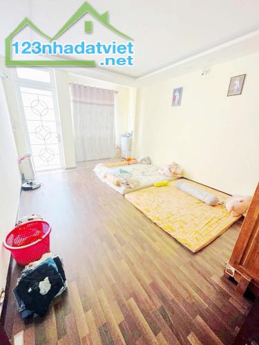 Ô TÔ 7 chỗ đổ cửa , sát ĐH Tôn Đức Thắng , ở ngay 42m2 chỉ có 3 TỶ hơn - 3