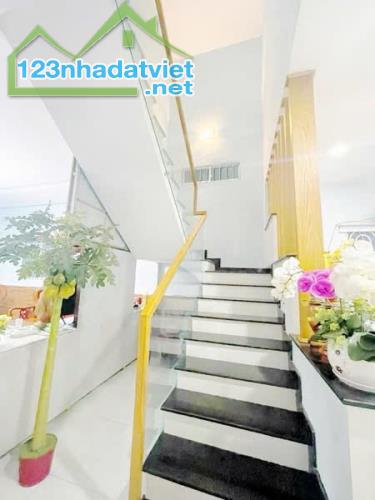 Ô TÔ 7 chỗ đổ cửa , sát ĐH Tôn Đức Thắng , ở ngay 42m2 chỉ có 3 TỶ hơn - 4