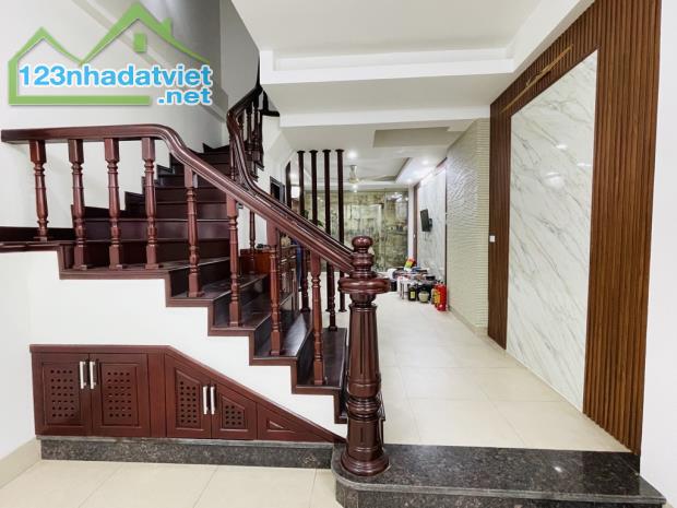 Nhà đep gar a ô tô thang máy Nguyên Văn Huyên Cầu Giấy 19 tỷ. Thiết kế mỗi tầng 2 ngủ rông - 3