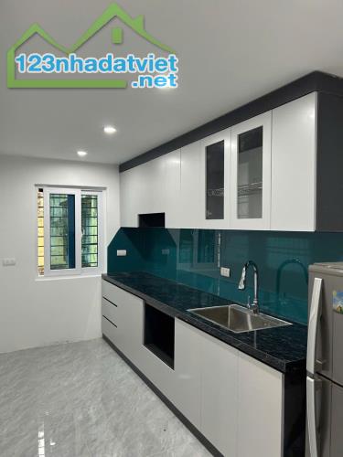 Tập thể TẦNG 3 mặt phố Thanh Nhàn - 120m2 - 3 ngủ, 2 vệ sinh - Oto đỗ cửa, Khu dân trí cao - 3