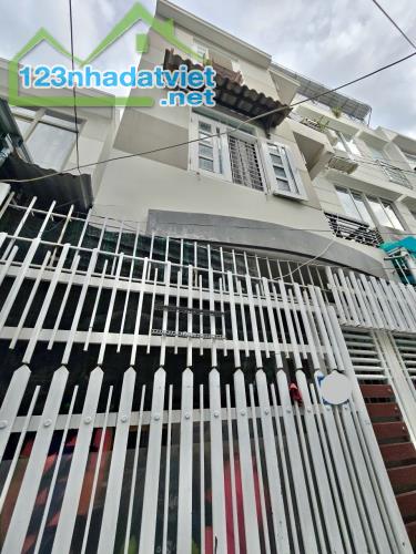 NHÀ 3 TẦNG GẦN TRƯỜNG ĐẠI HỌC NHA TRANG 30M2, NGANG 3.9M, GIÁ CHỈ 2 TỶ 560 - 4