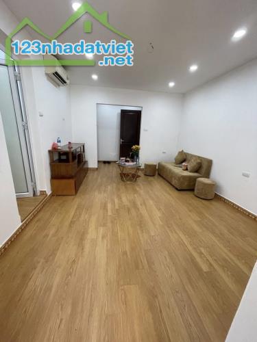 Bán nhà TT H9Thanh Xuân Nam,TX, HN, DT 27/80 m2, giá bán 3.08 tỷ 🔥Mô tả: ☀️ Nhà lô góc, - 4