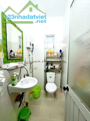 Bán nhà Mễ Cốc phường 15,Q8, hẻm xe hơi
3 lầu , 4 PN chỉ 4.2 tỷ - 4