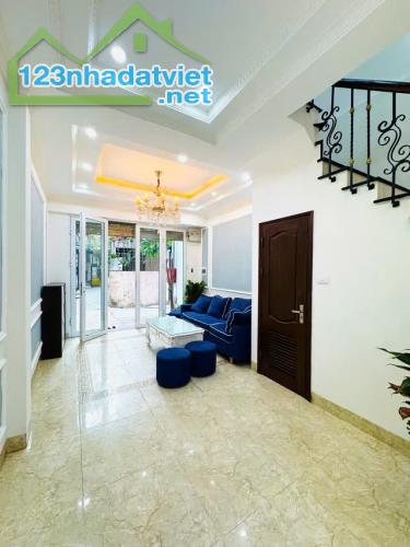 BÁN NHÀ RIÊNG PHỐ BÁT KHỐI- LONG BIÊN, 32M2,5 TẦNG, MT 4M, 6.2 TỶ.