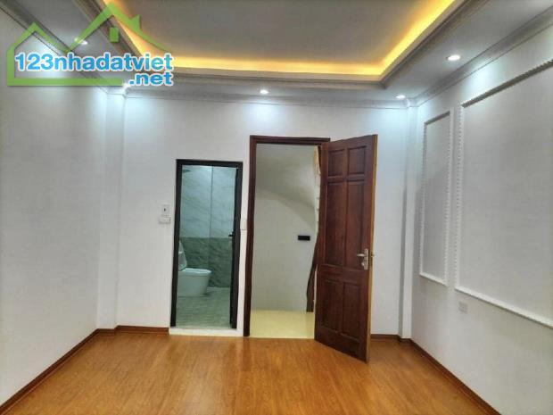 Bán nhà Bằng B, 3 bước ra ô tô, 30m2, 5,9 tỷ