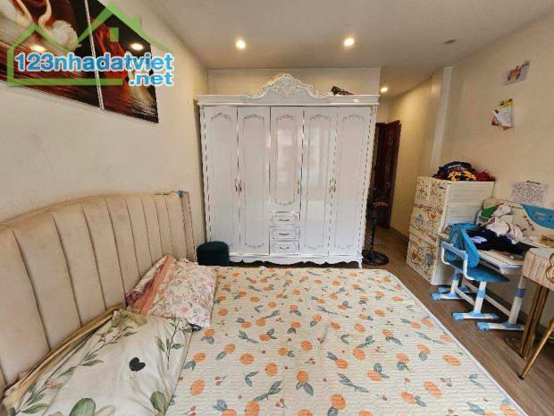 BÁN NHÀ BÁT KHỐI,Ô TÔ ĐỖ CỔNG,32m2_ Giá 4,2 Tỷ - 1