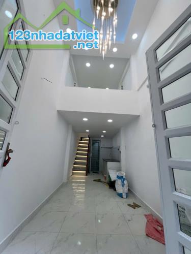 SÁT MẶT TIỀN HOÀNG DIỆU -VĨNH KHÁNH Q4

ĐÚC 3 TẤM CÓ 2 TỶ