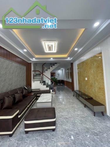 Nhà Cách Mạng Tháng, Quận 10, 45m2 HXH, nhỉnh 8 tỷ