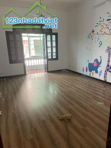 Cho thuê nhà ngõ ô tô Phùng Chí Kiên Cầu Giấy 170m x 4T, MT 10M giá 38 triệu - 1