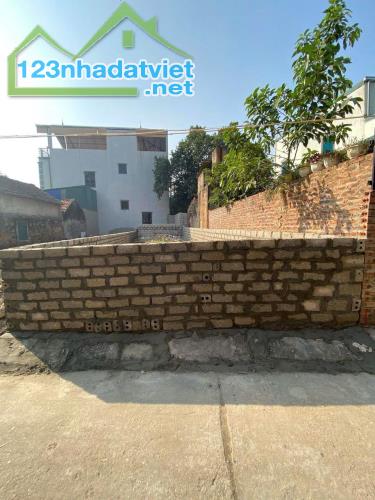 Sát Chợ Cống Ngọc Hoà chỉ hơn 2 tỷ 
- Diện tích: 64m cách ql6 500 m - 1