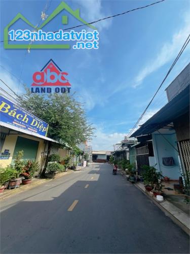 NP995 nhà phố ngang 8m, vị trí thuận lợi kinh doanh showroom đồ gỗ nội thất