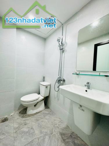 Nhà sát 93 Vương Thừa Vũ, 10m oto tránh,, ở hoặc cho thuê tốt, 37m2*4T - 3