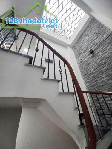 🏠 NHÀ HIẾM ĐỐNG ĐA - GIÁ 9 TỶ - SÂN ĐỂ XE RỘNG - 7 TẦNG THANG MÁY - 3 BƯỚC RA PHỐ