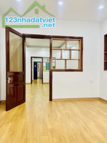 Bán nhà Thanh Xuân Bắc, ô tô đỗ cửa, 74m2, 3 phòng ngủ, 2WC, view trường học; 2,95 tỷ - 2