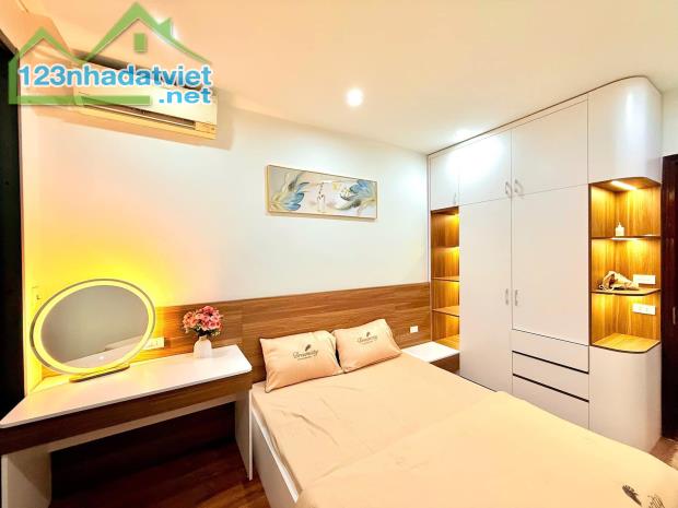 Gốc Đề ngõ thông kinh doanh nhà đẹp 40mx5tầng ở luôn giá 7.5 tỷ có thương lượng.