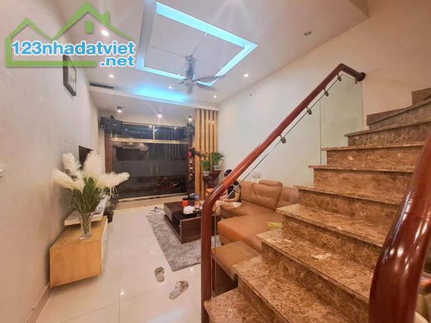 BÁN NHÀ KHU ĐẦM TRẤU, CÁCH PHỐ 15M Ô TÔ DỪNG ĐỖ, 62M2X MT 6,1M GIÁ CHỈ 9 TỶ - 2