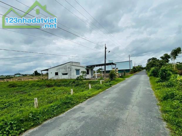 Bán lô đất thổ cư lưng tựa núi mặt hướng sông 200m2, giá 550tr view núi Bà Đen, Tây Ninh